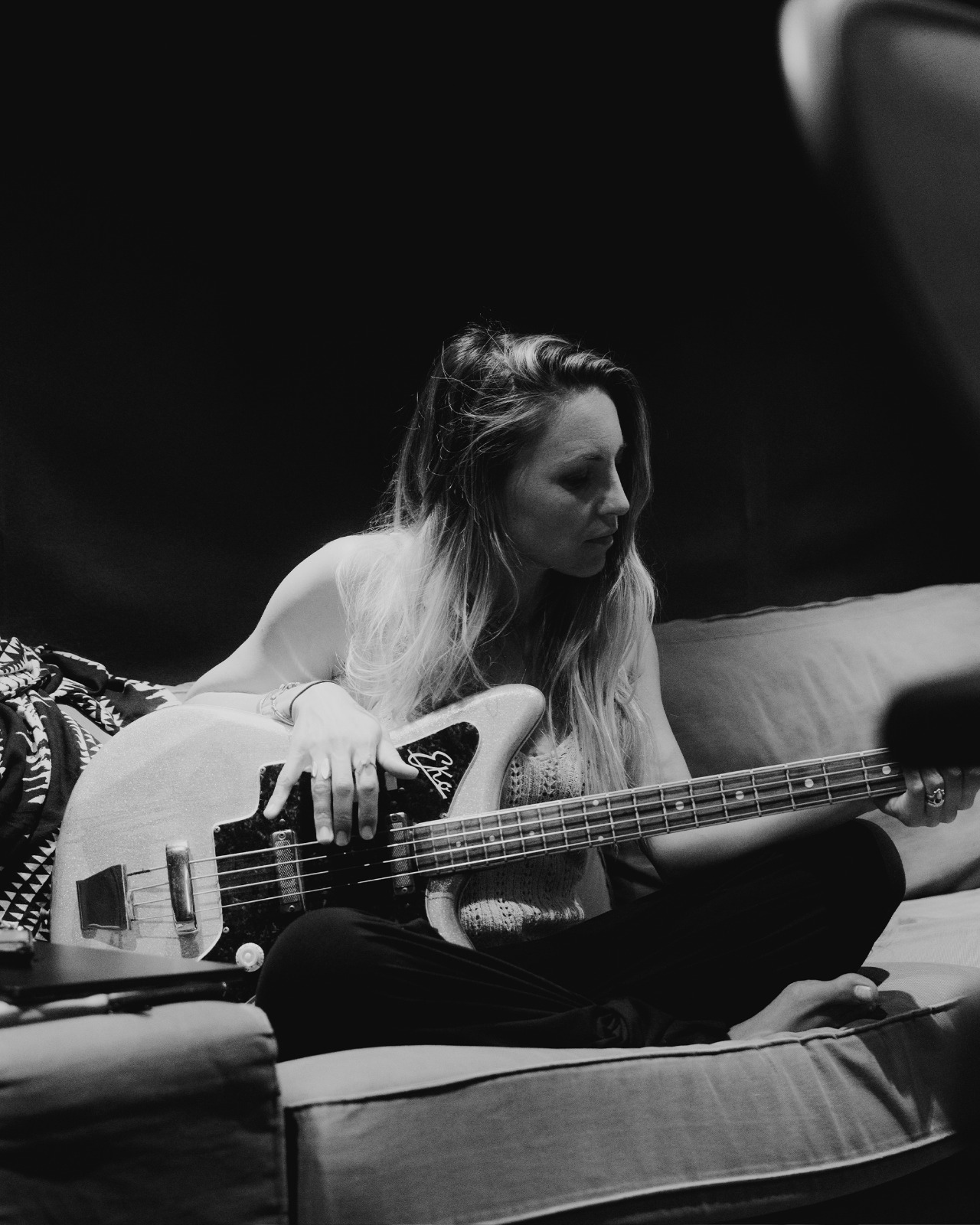 Co mit Bass auf dem Sofa im Studio
